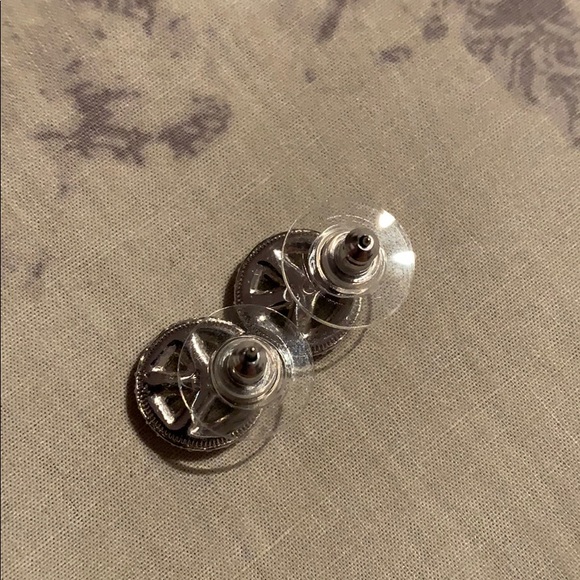 Studded peace sign earrings - Picture 5 of 5